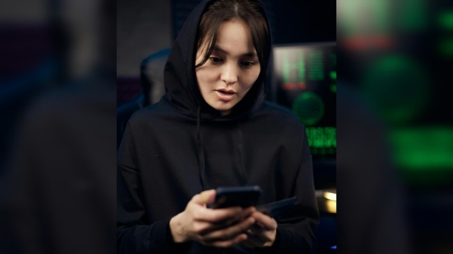 Ilustrasi melihat link video dan terkena scam. [Pexels]